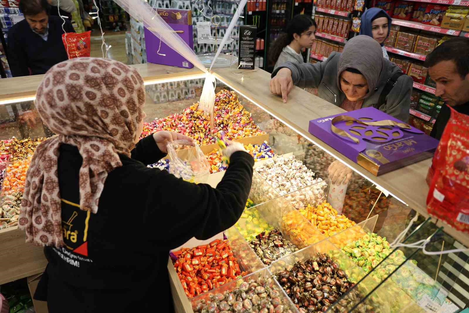 Konya'da Ramazan Bayramı'na sayılı günler kala alışveriş telaşı başladı  İhlas Haber Ajansı