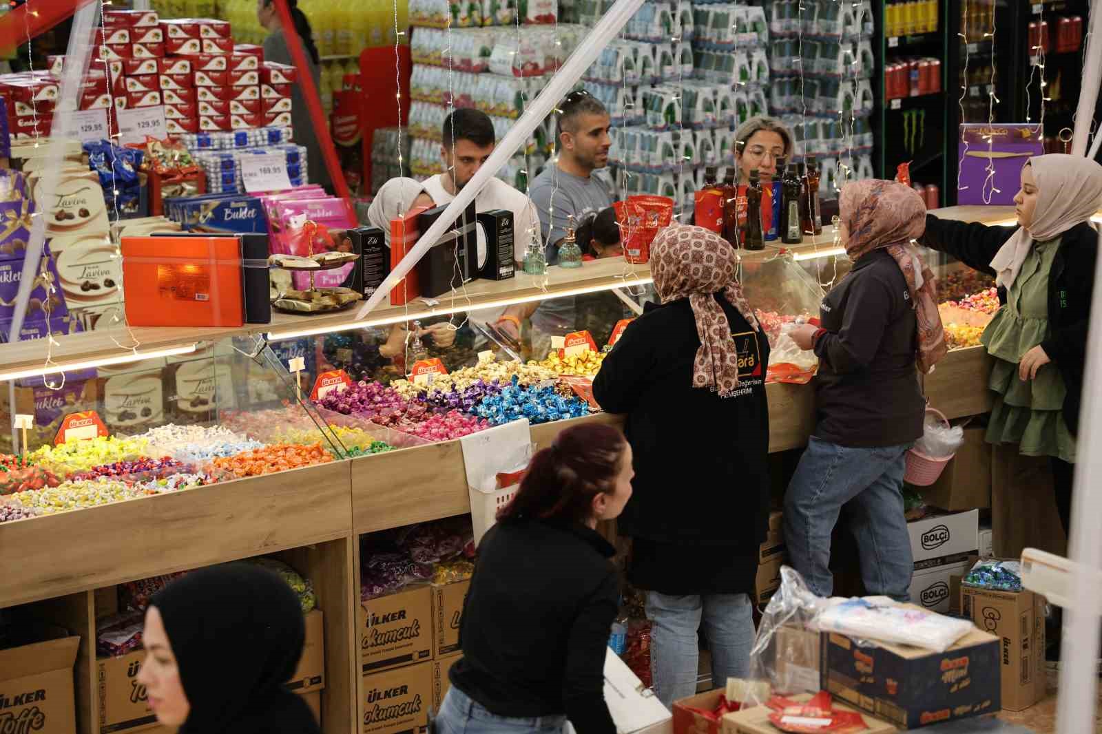 Konya’da Ramazan Bayramı’na sayılı günler kala alışveriş telaşı başladı