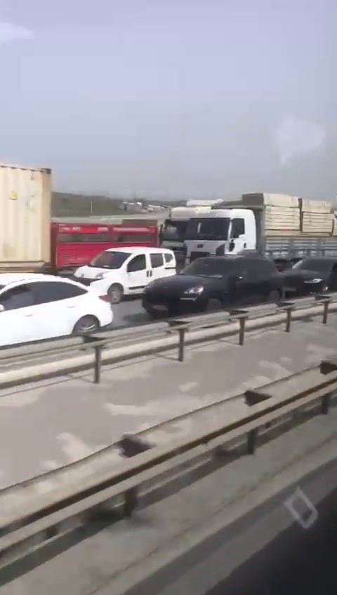 TEM otoyolunda büyük kaza, yol trafiğe kapandı
