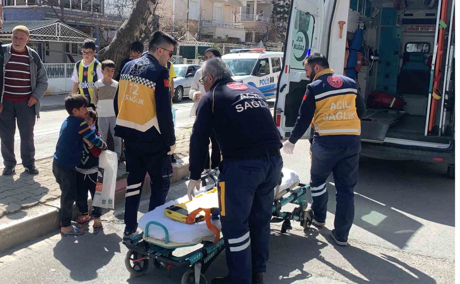 Kaza sonrası gözyaşına boğulan küçük çocuğu abisi sarılarak sakinleştirmeye çalıştı