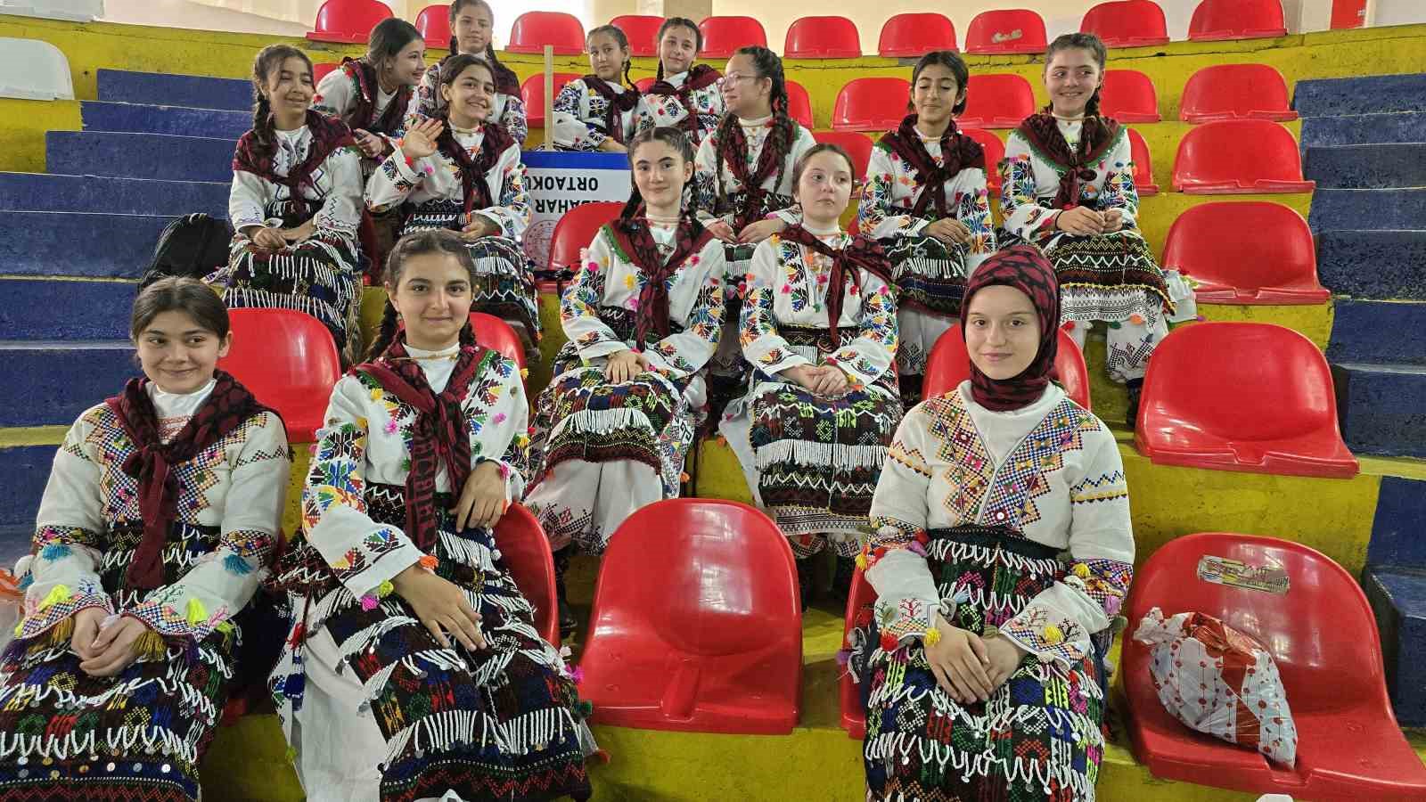 Tokat’ta halk oyunları müsabakaları şölen gibi geçti