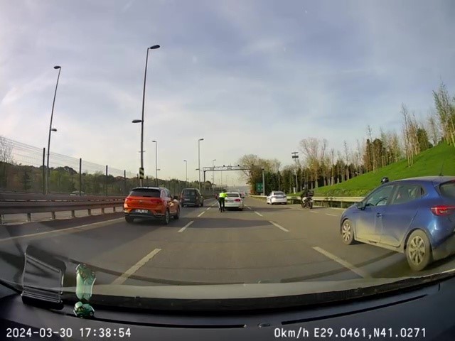 Üsküdar’da yolda kalan araç sürücüsünün imdadına trafik polisi yetişti
