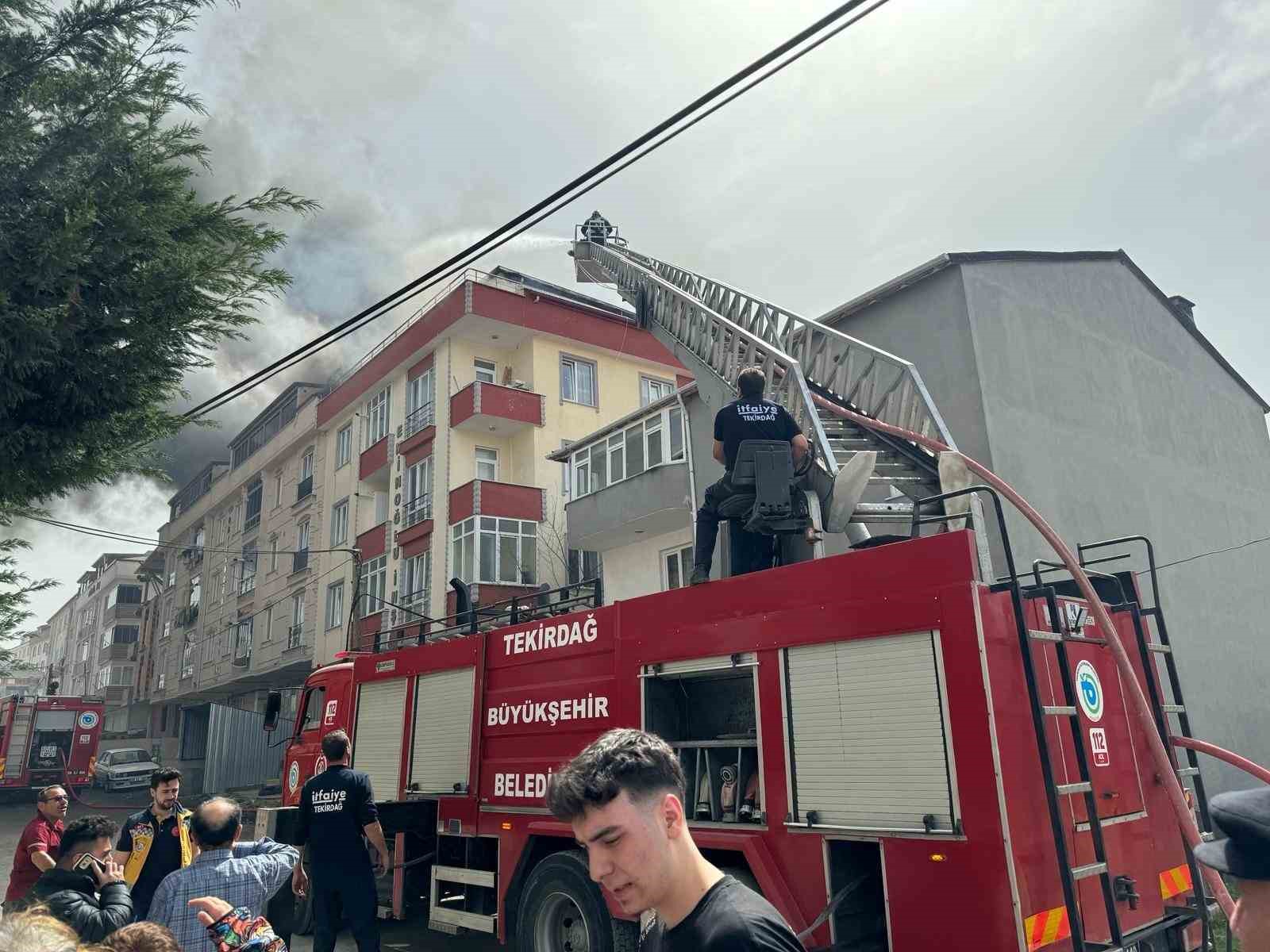 Kapaklı&rsquo;da 2 binanın &ccedil;atı katı alev alev yandı
