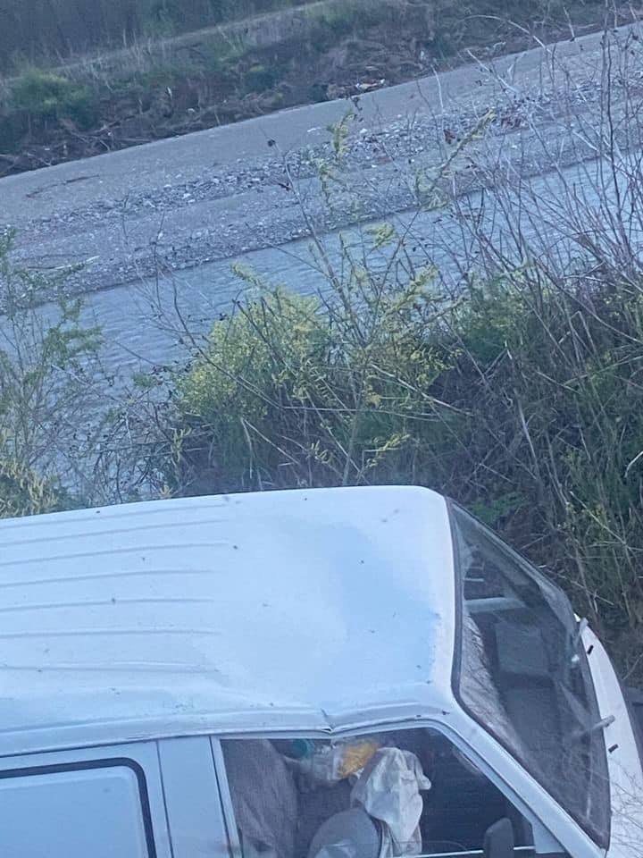 Arı kovanı y&uuml;kl&uuml; minib&uuml;s kaza yaptı, kaza yerine kimse yaklaşamadı
