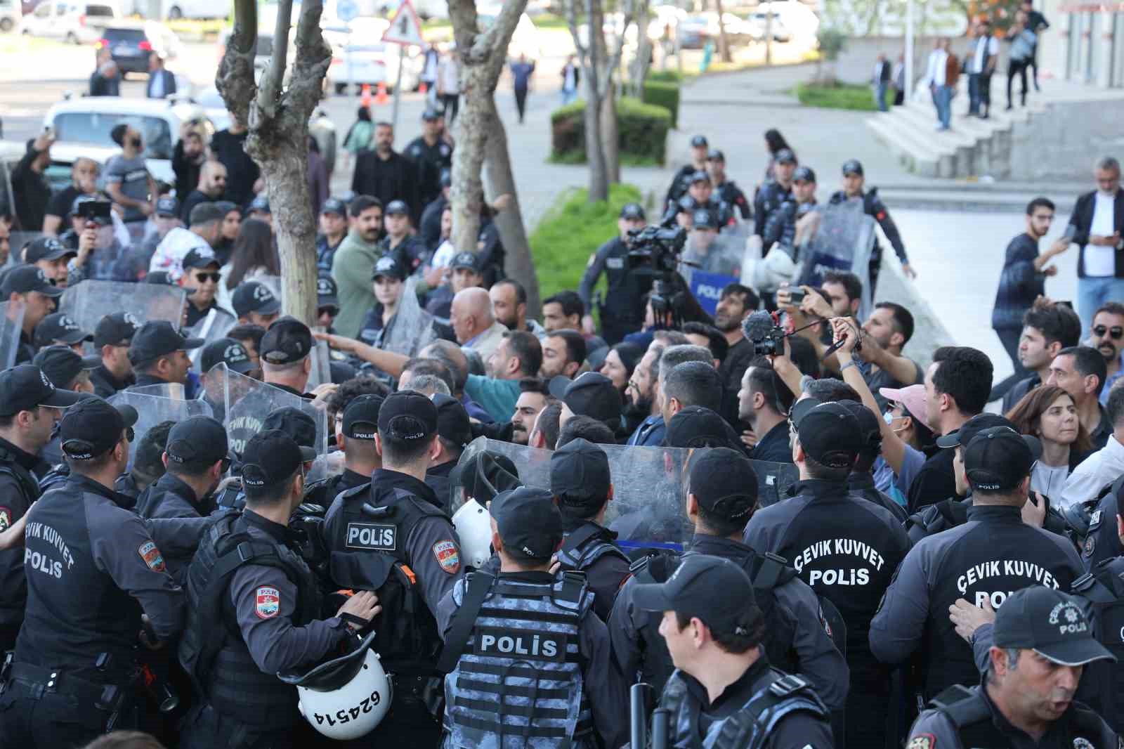Diyarbakır’da izinsiz yürümek isteyen DEM’lilere polis müdahalesi
