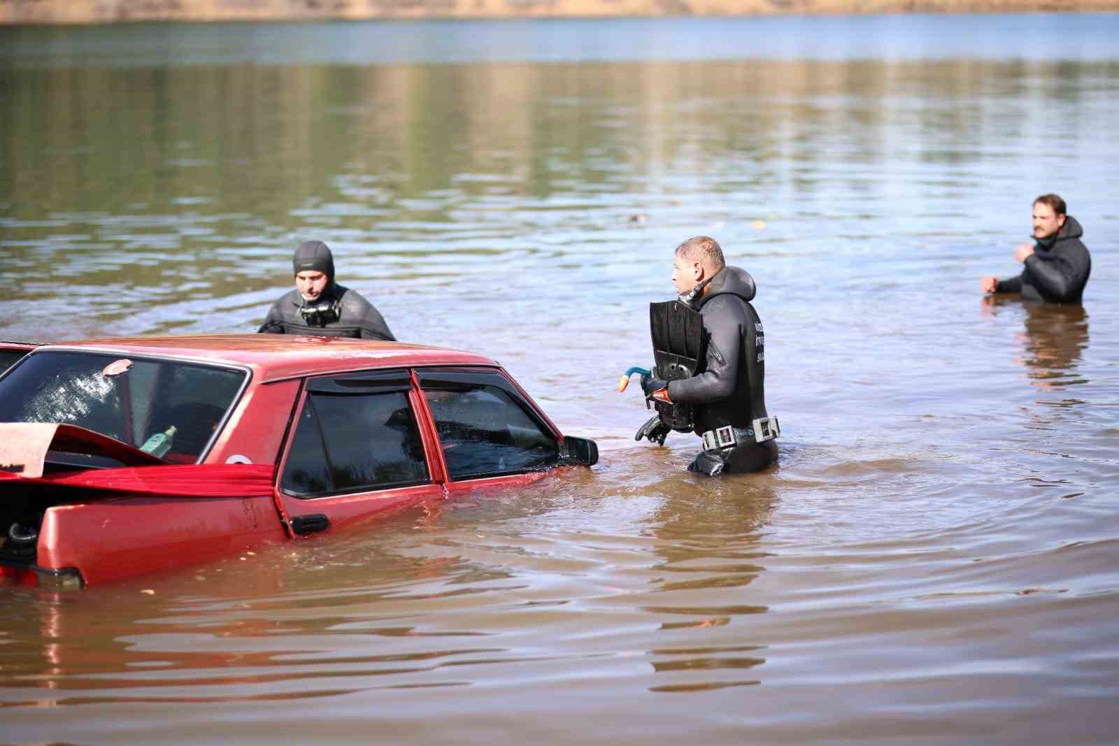 Otomobilin el frenini unutan gençlerin aracı Eşen Gölü’ne düştü