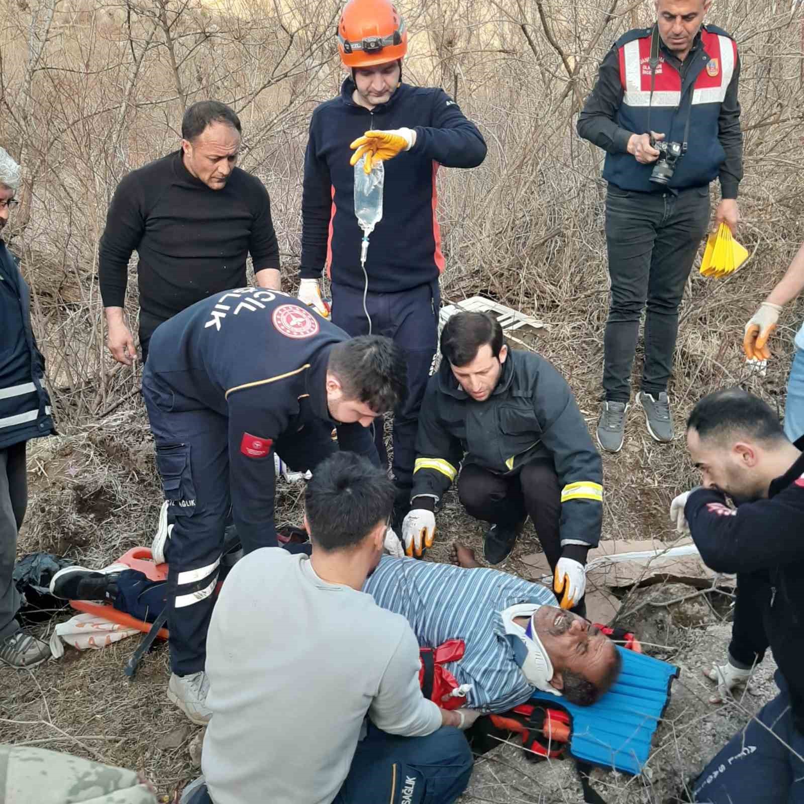 G&uuml;m&uuml;şhane&rsquo;de yolcu minib&uuml;s&uuml; u&ccedil;uruma yuvarlandı: 7 yaralı
