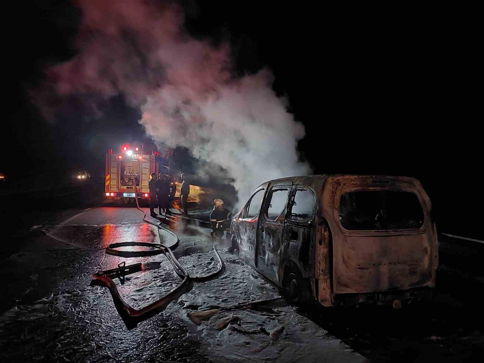 Kahramanmaraş’ta seyir halindeki araç yandı
