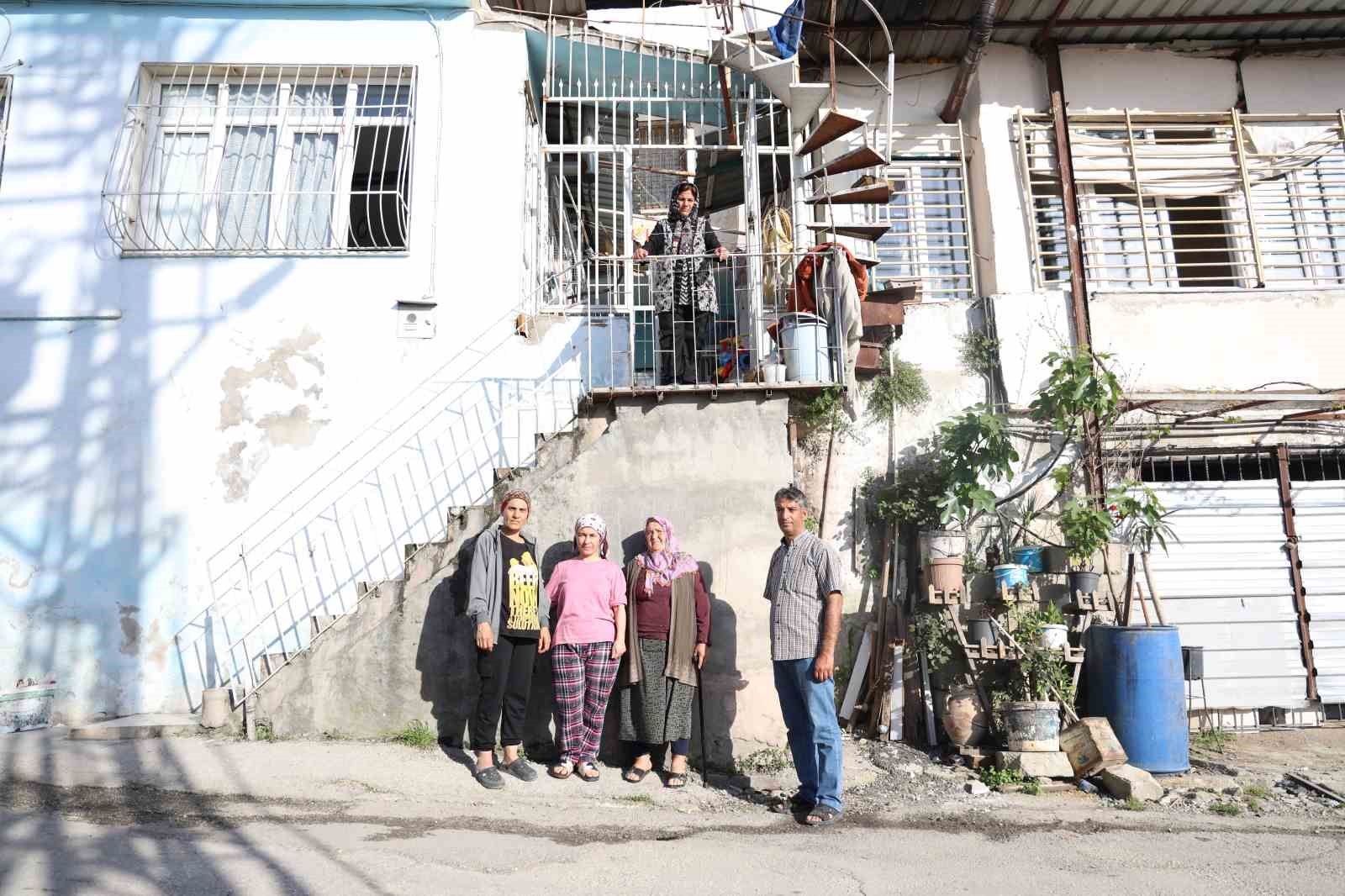 İkinci defa seçilen kadın muhtar balkon konuşması yaptı, kadınlarla çiftetelli oynadı