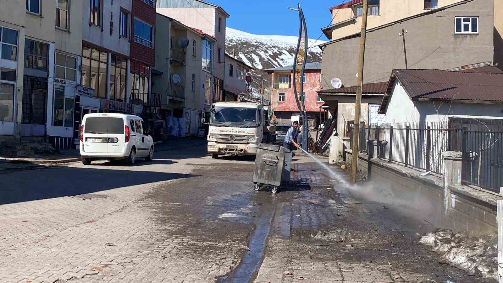 Karlıova’da kış bitti, bahar temizliği başladı
