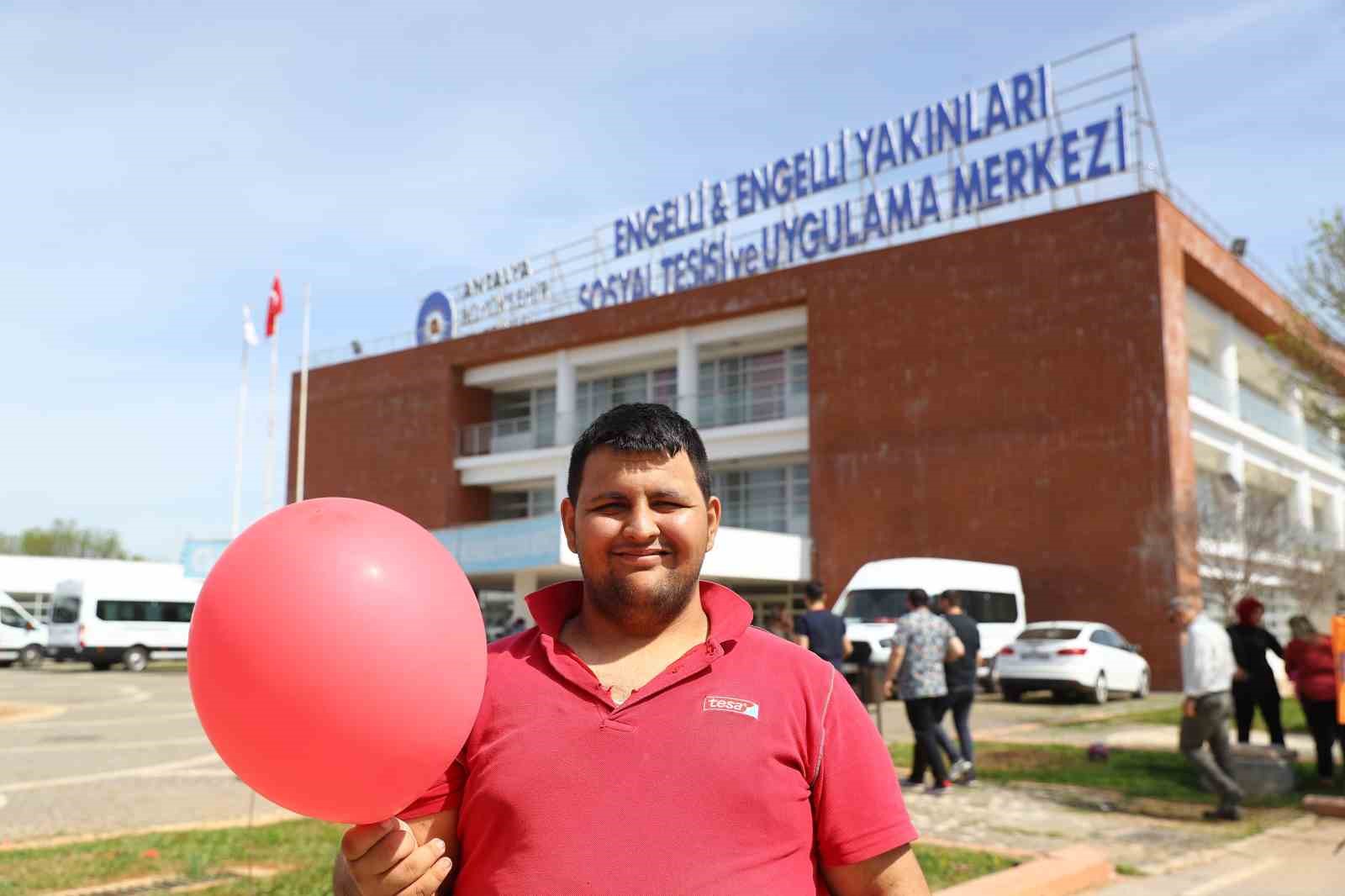 Özel bireyler ağaç dikip can suyunu verdi