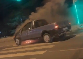 Hareket halindeki otomobil alev alarak yandı