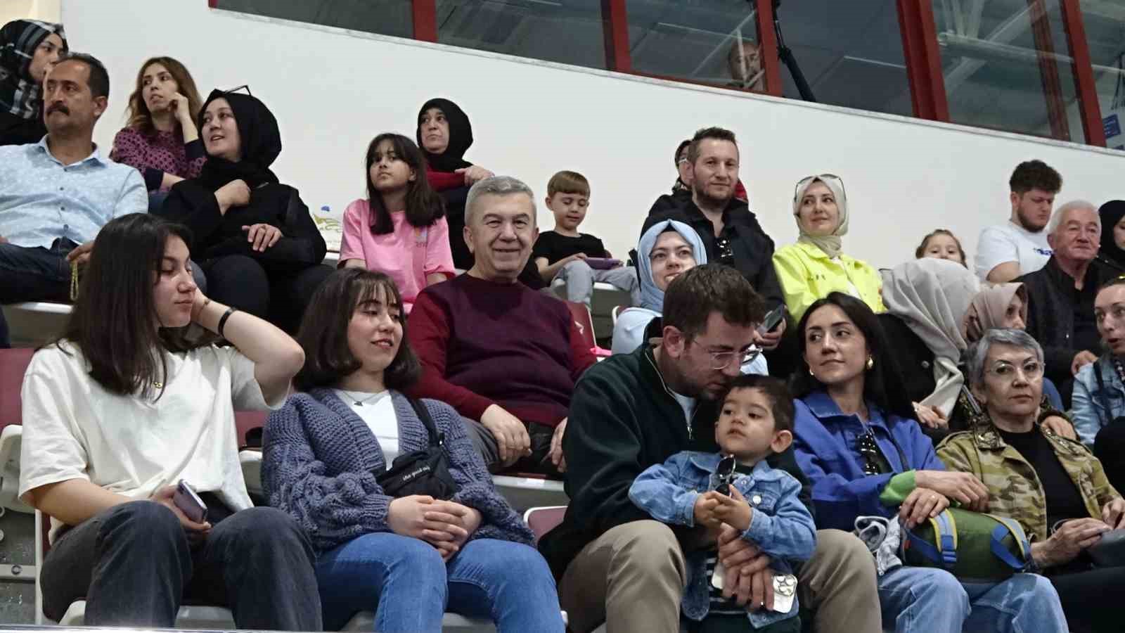 Tavşanlı&rsquo;da kul&uuml;pler arası halk oyunları birinciliği ger&ccedil;ekleşti
