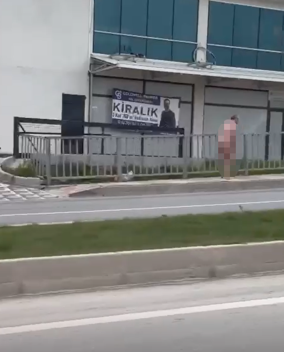 Sokakta &ccedil;ırıl&ccedil;ıplak şekilde dolaştı
