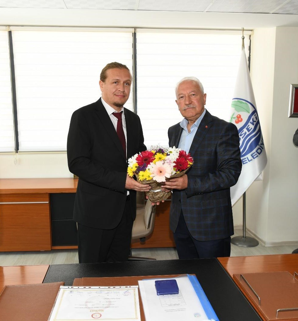 Lapseki Belediye Başkanı Atilla Öztürk mazbatasını aldı, göreve başladı