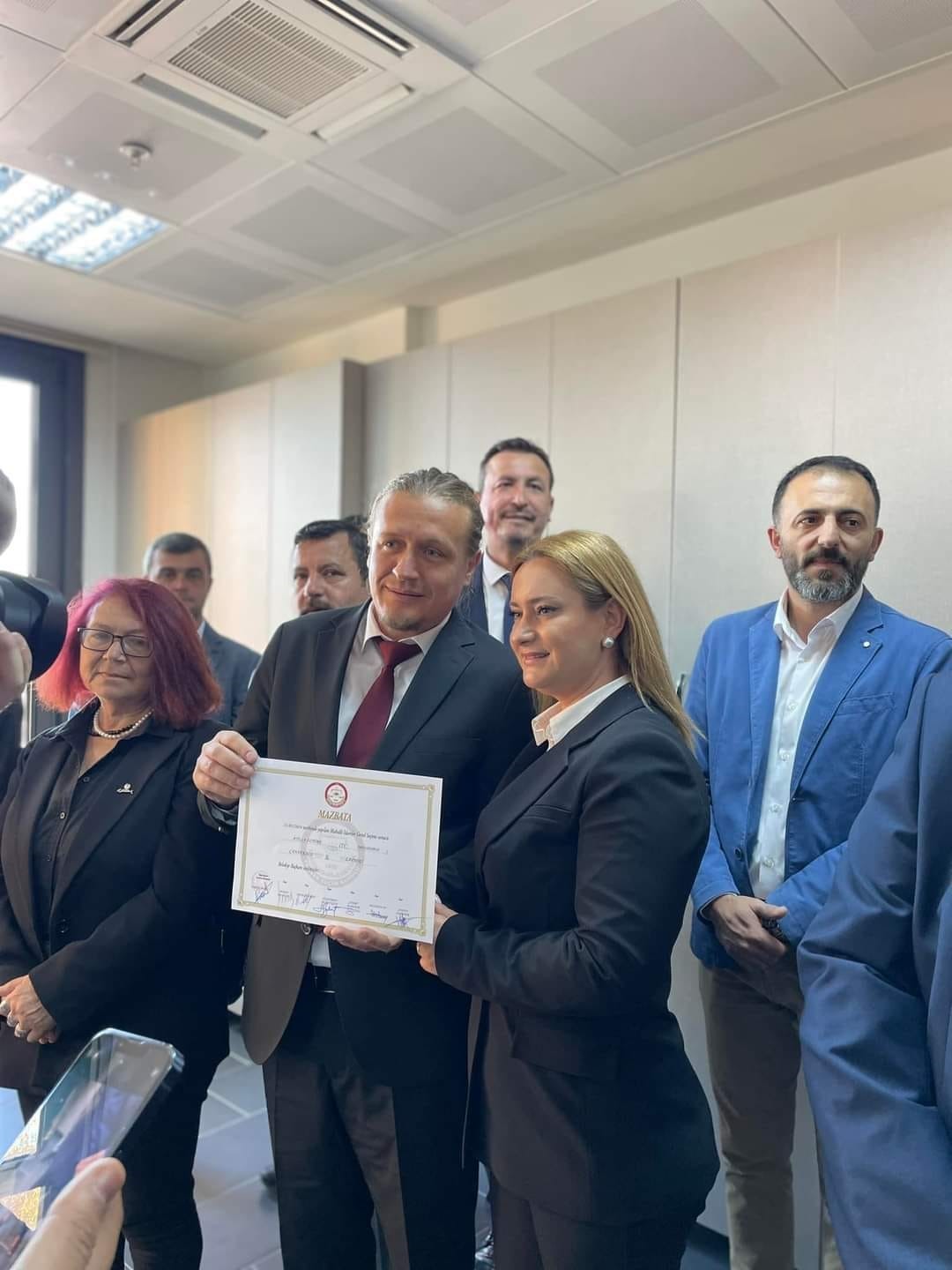 Lapseki Belediye Başkanı Atilla &Ouml;zt&uuml;rk mazbatasını aldı, g&ouml;reve başladı
