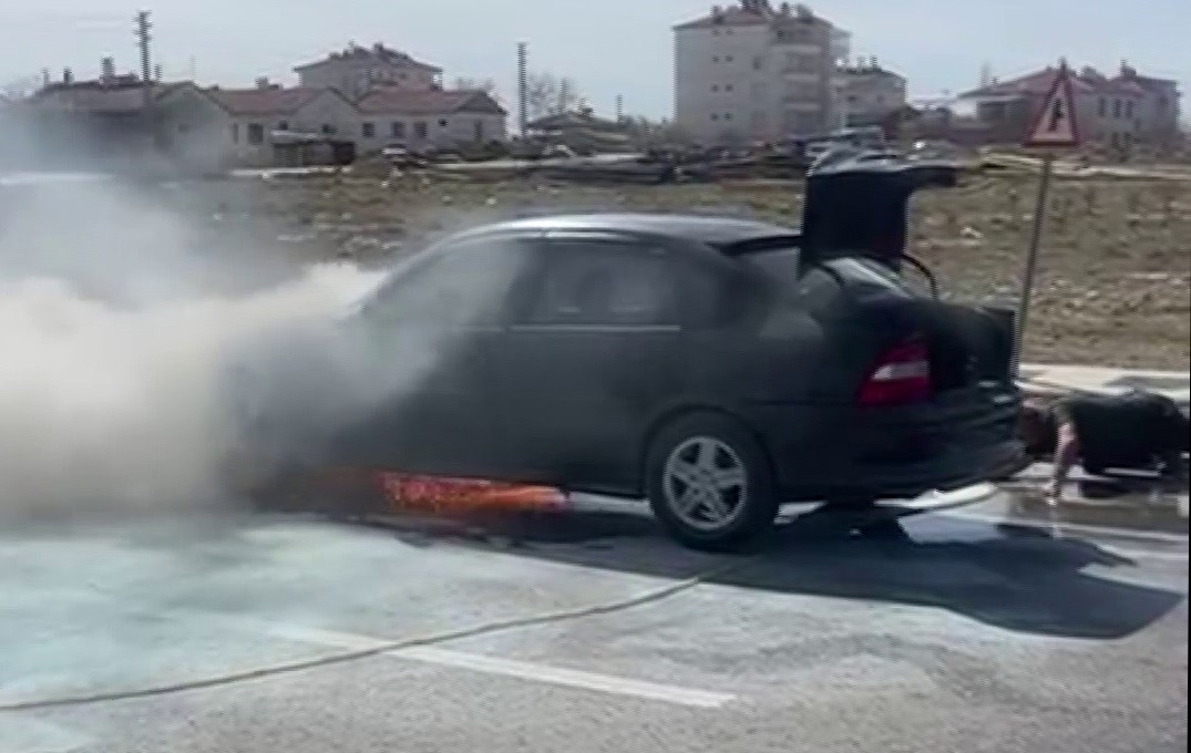 Karaman’da seyir halindeki otomobilde yangın