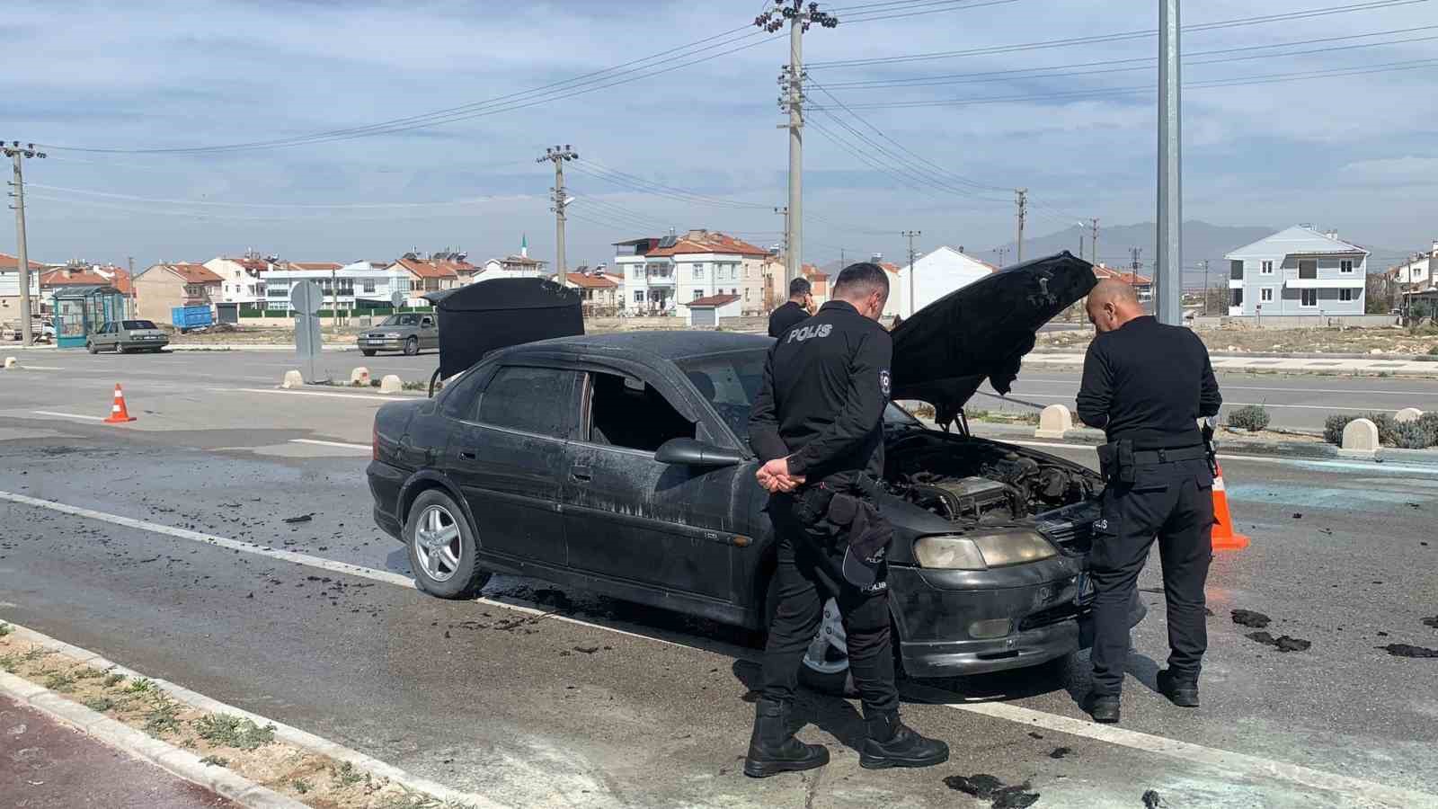 Karaman’da seyir halindeki otomobilde yangın
