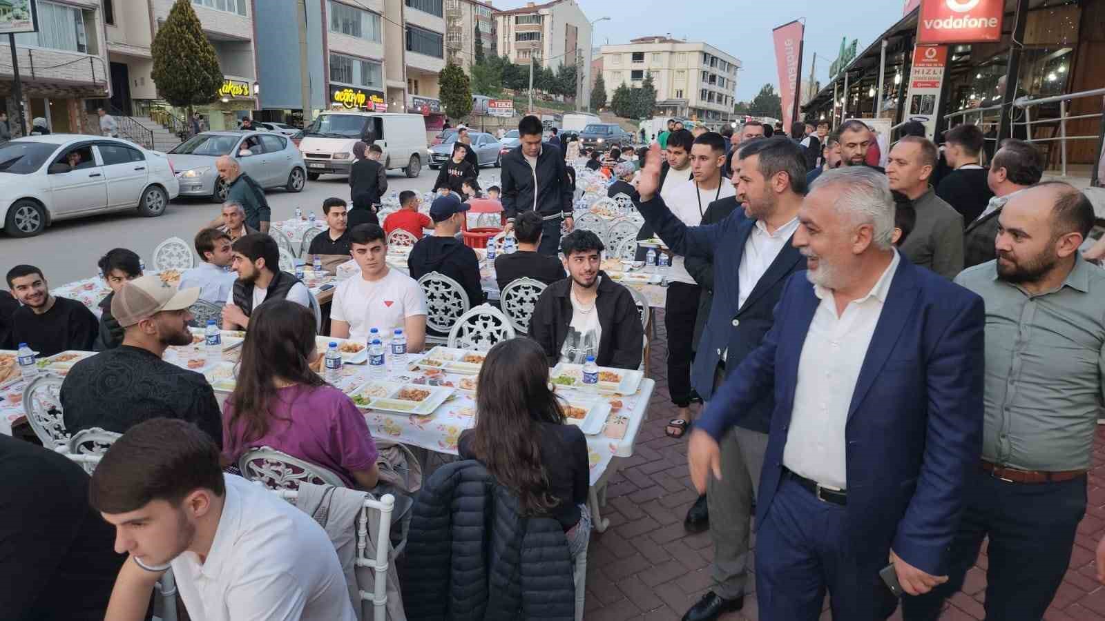 Esnaf ile üniversite öğrencileri iftarda bir araya geldi