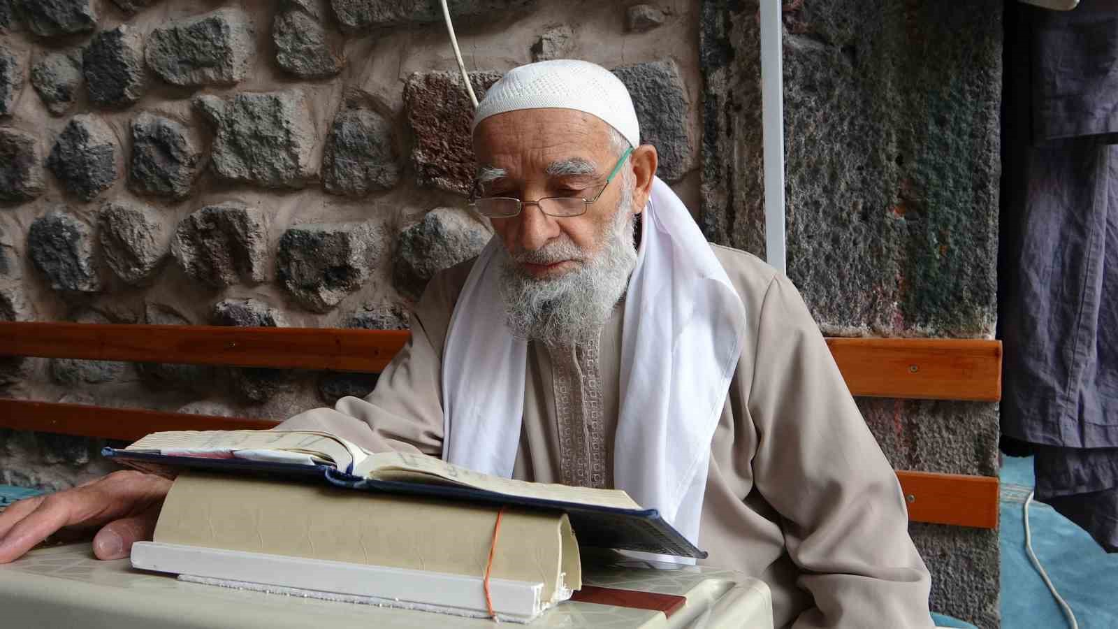 8 asırlık camide 80 kişi itikafa girdi