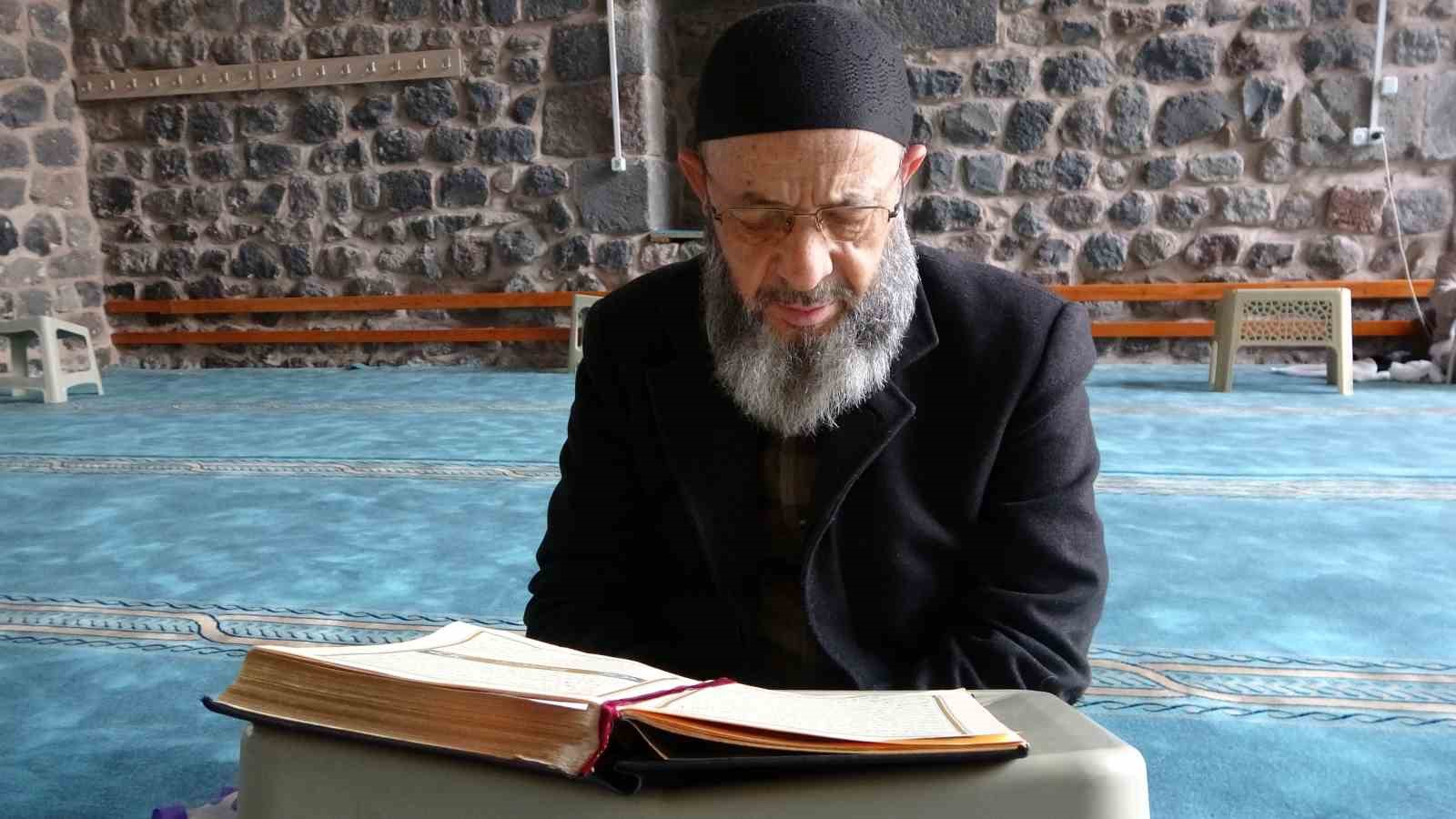 8 asırlık camide 80 kişi itikafa girdi
