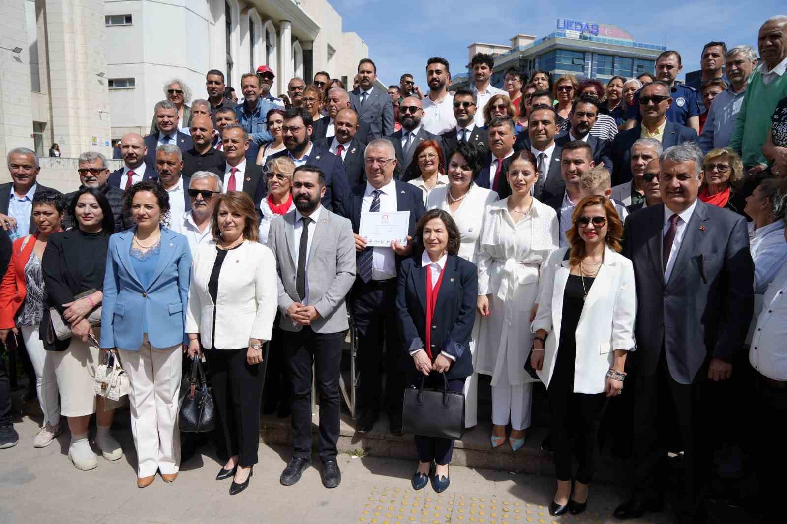 Edremit Belediye Başkanı Mehmet Ertaş mazbatasını aldı
