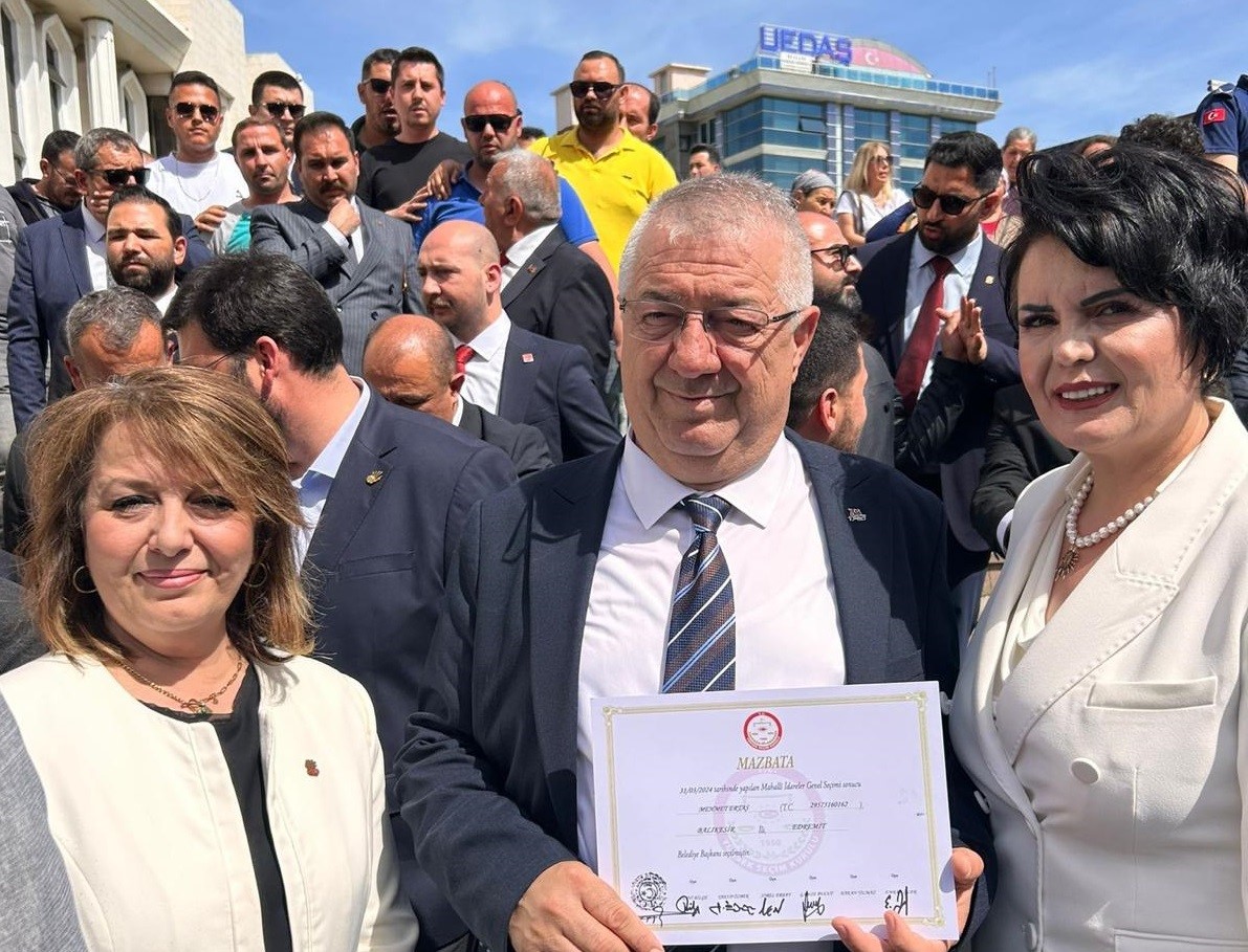 Edremit Belediye Başkanı Mehmet Ertaş mazbatasını aldı
