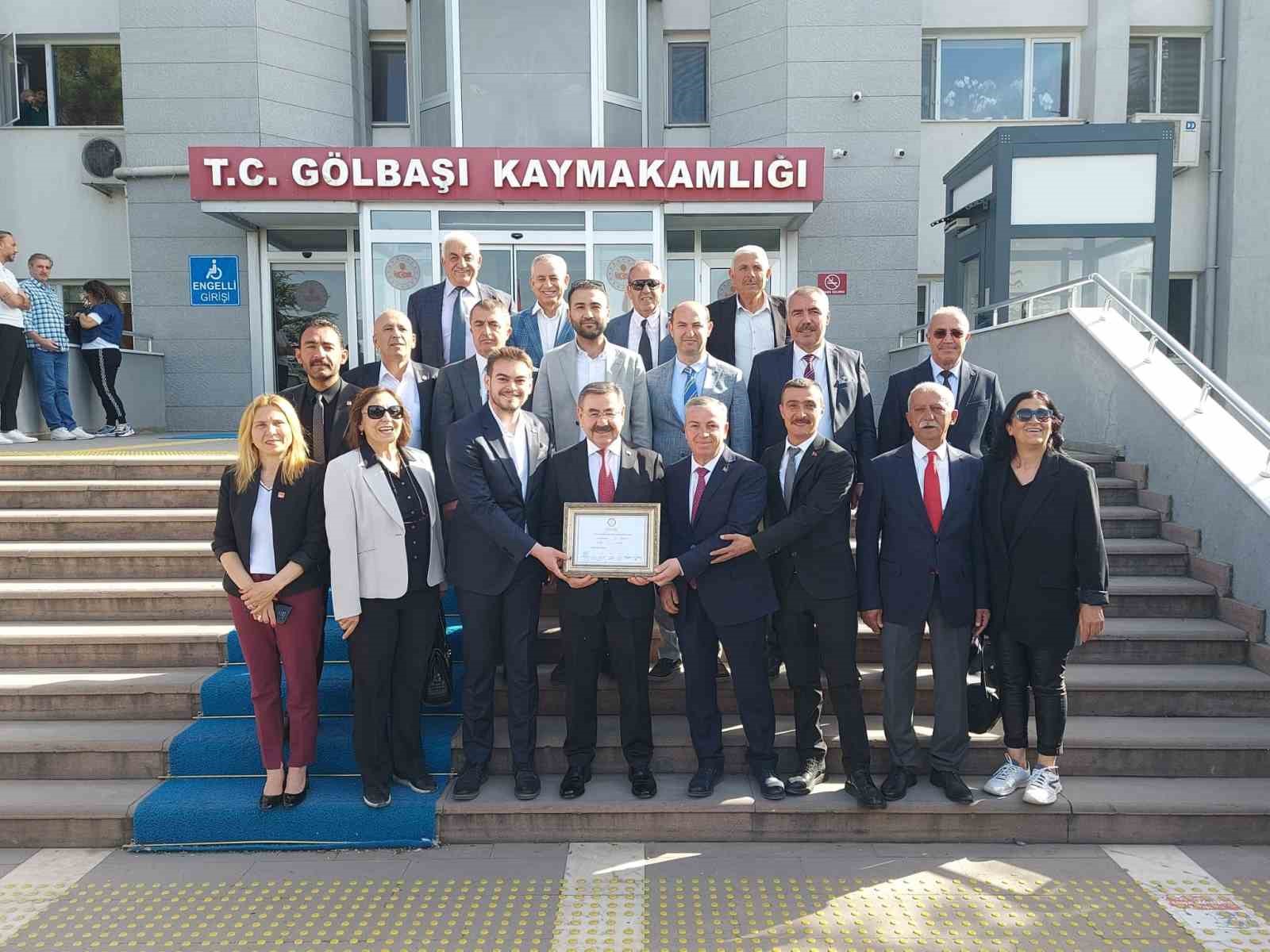 Gölbaşı’nda seçimleri kazanan Odabaşı mazbatasını aldı