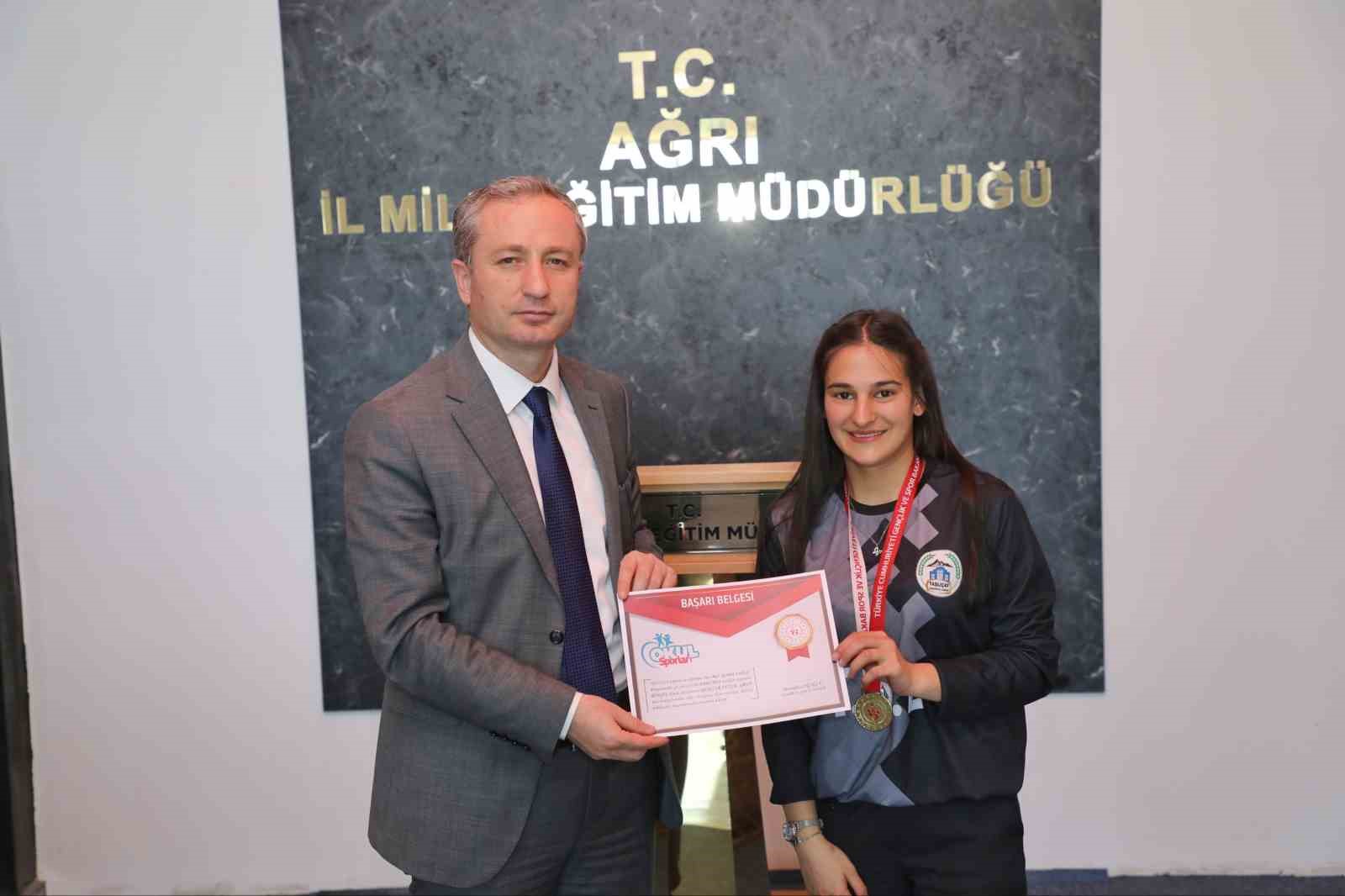 Ağrı Milli Eğitim M&uuml;d&uuml;r&uuml; K&ouml;krek, T&uuml;rkiye Yarı Finallerine gidecek takımı tebrik etti
