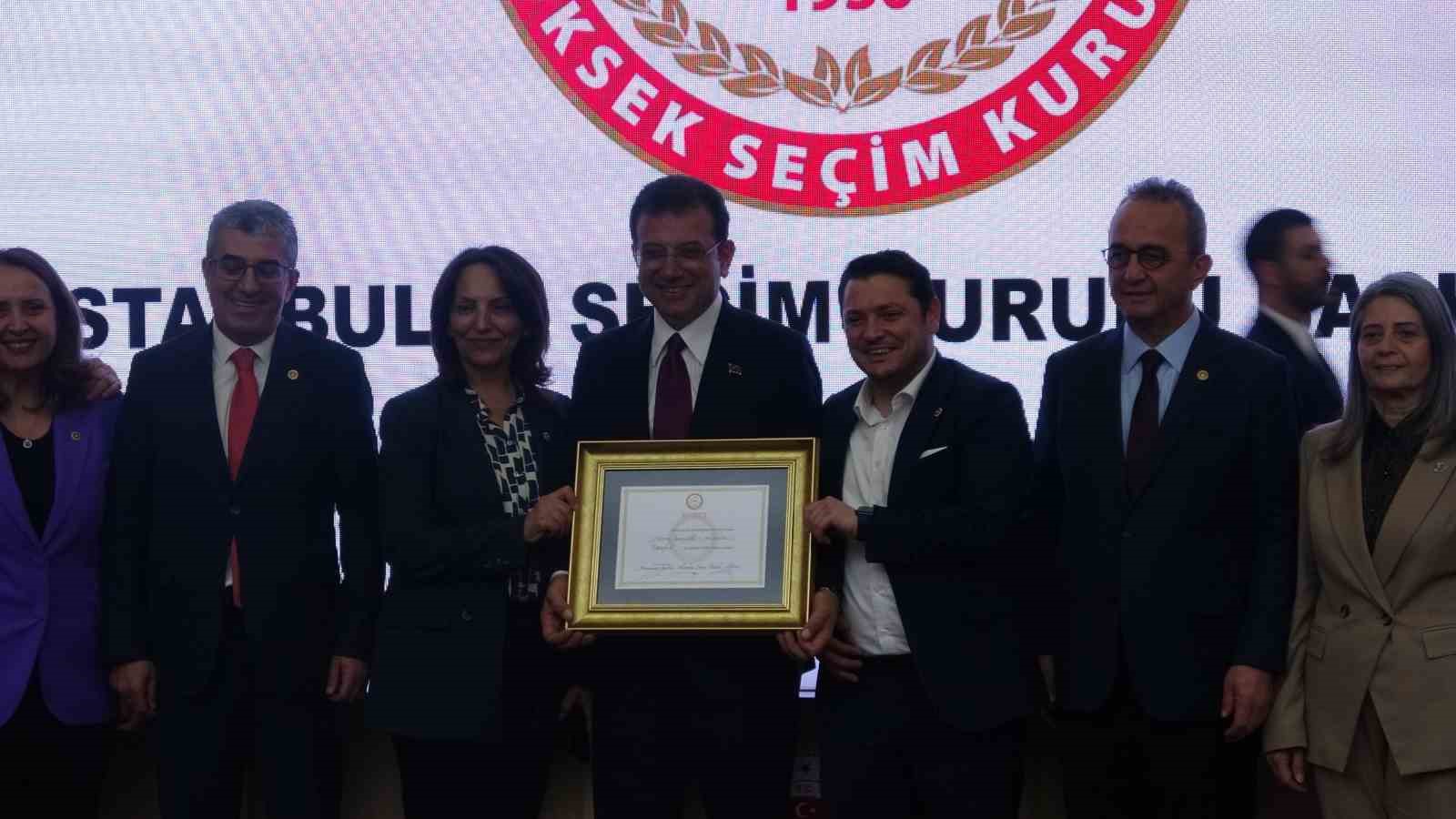 İstanbul B&uuml;y&uuml;kşehir Belediye Başkanı Ekrem İmamoğlu mazbatasını aldı 
