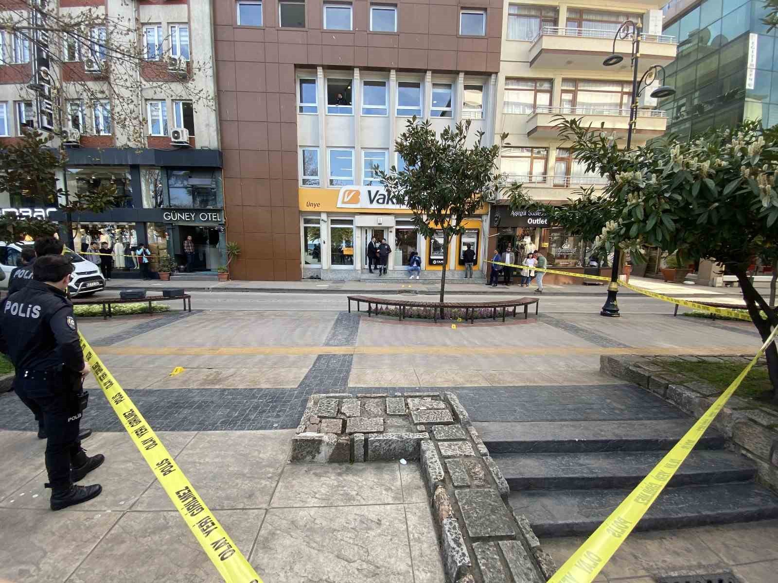 ATM&rsquo;de sıra bekleme kavgasında silahlar konuştu: 1 yaralı
