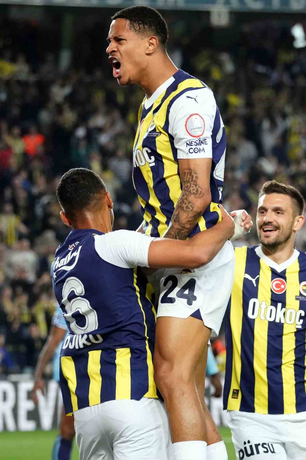 Trendyol Süper Lig: Fenerbahçe: 1 - Adana Demirspor: 1 (İlk yarı)
