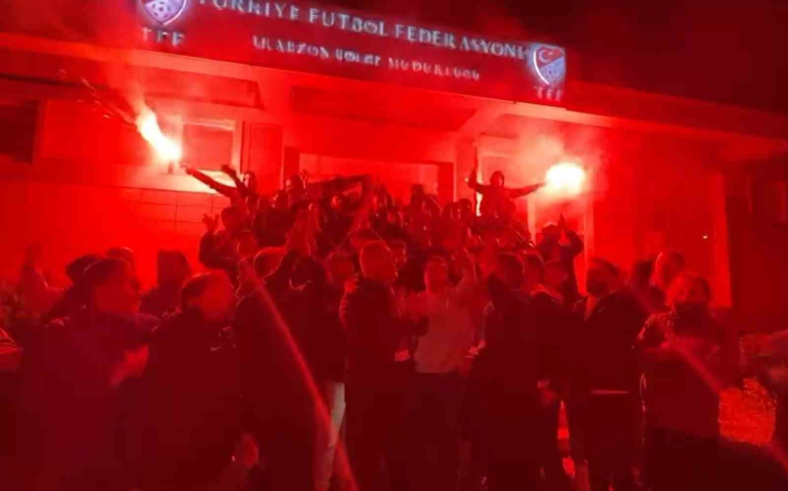 Trabzonspor taraftarları Trabzon’daki TFF binası önünde toplandı
