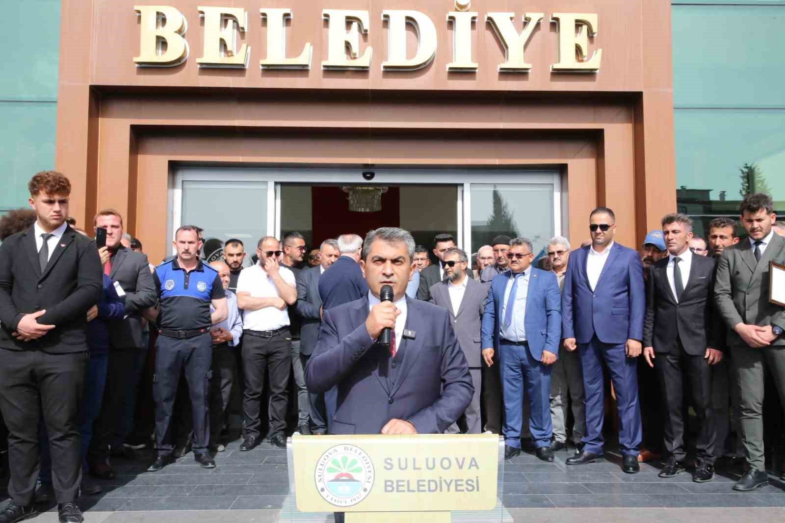 Suluova’nın yeni belediye başkanı Rıfat Uzun mazbatasını aldı