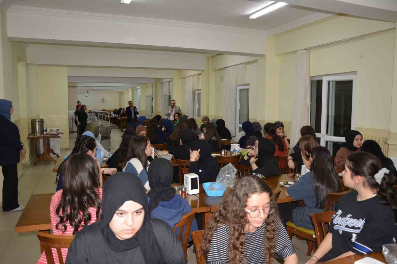 Kaymakam Odabaş &ouml;ğrenciler ile iftar yaptı
