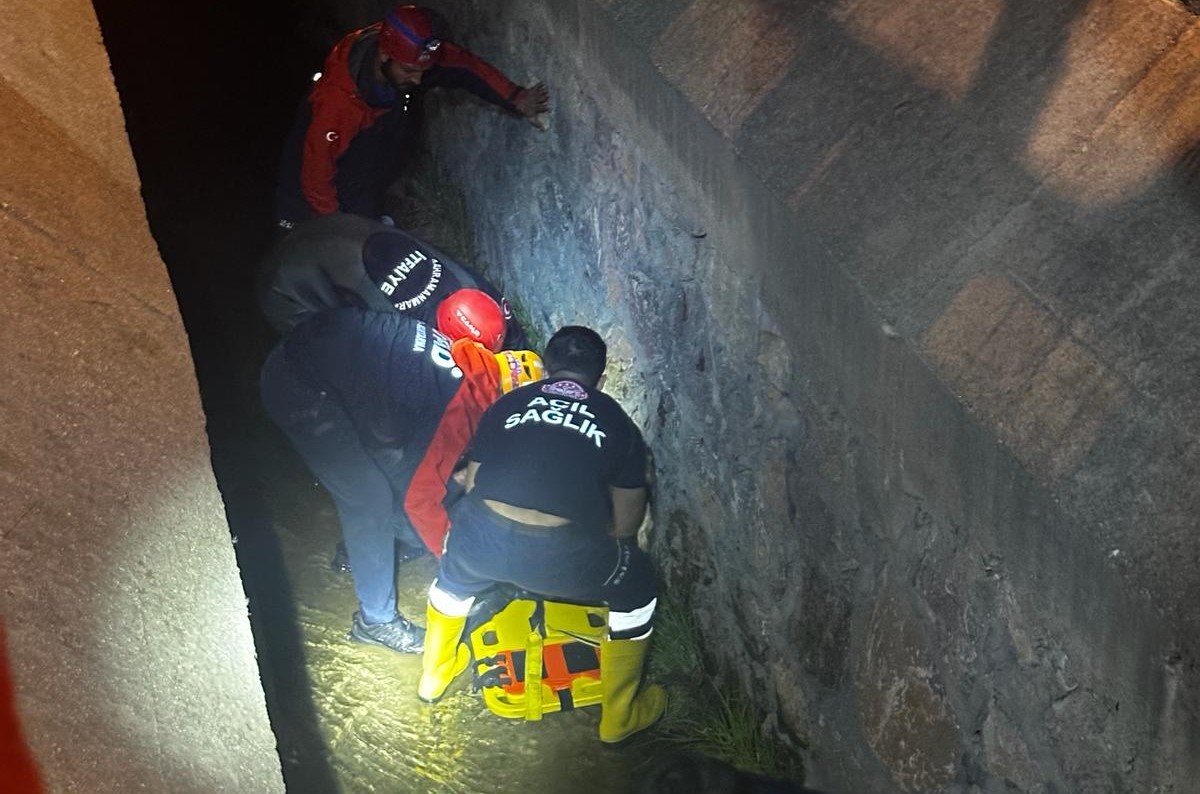 Sulama kanalına düşen sürücüyü itfaiye kurtardı