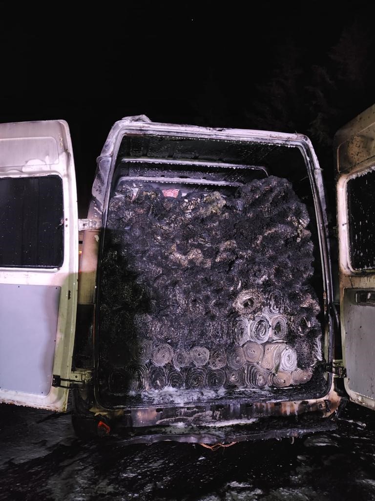 Osmaniye’de seyir halindeki minibüs yandı
