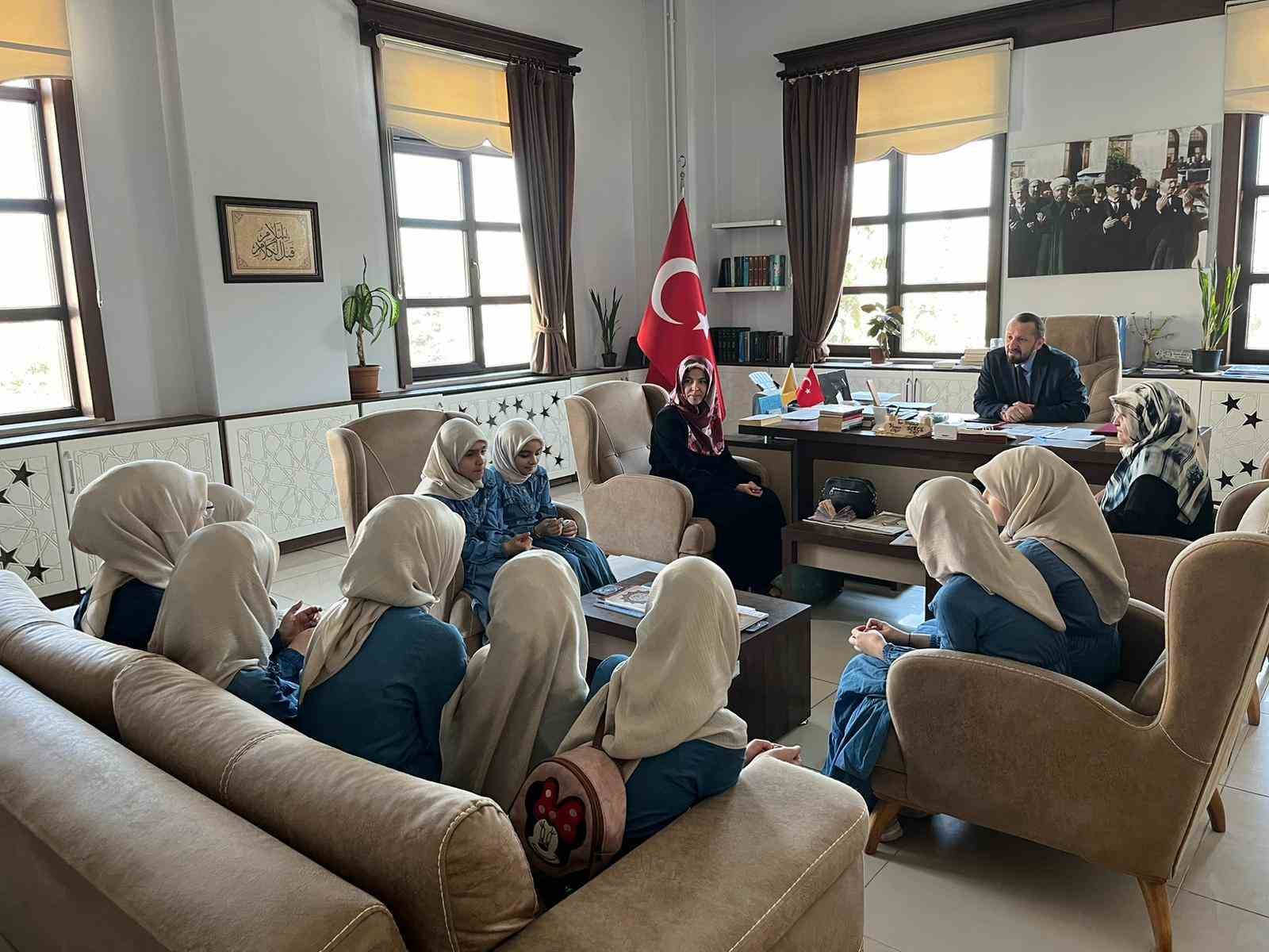 Hafızlık öğreticileri harçlıklarını Filistin’e gönderdi