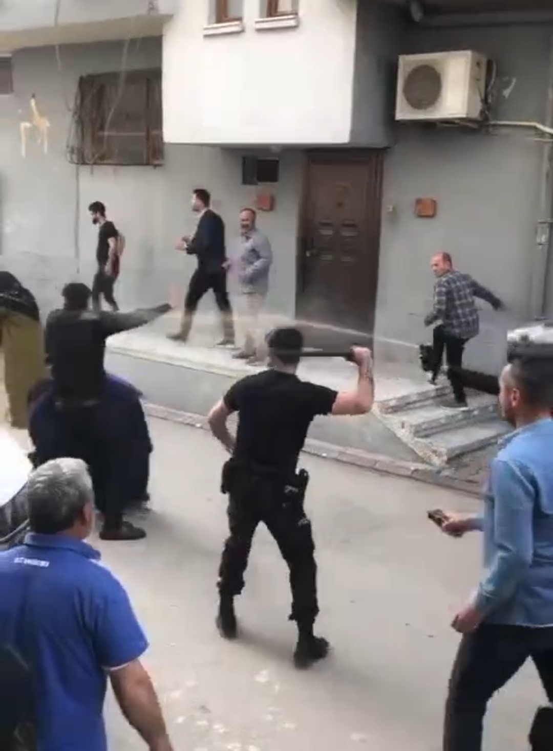 Muhtarlık seçimi sonrası çıkan kavgaya polisten müdahale
