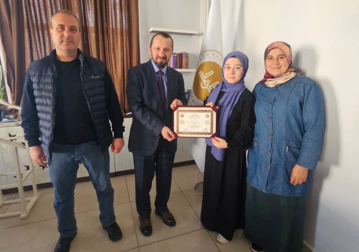 Simav&rsquo;da 3 kız &ouml;ğrenci hafız oldu
