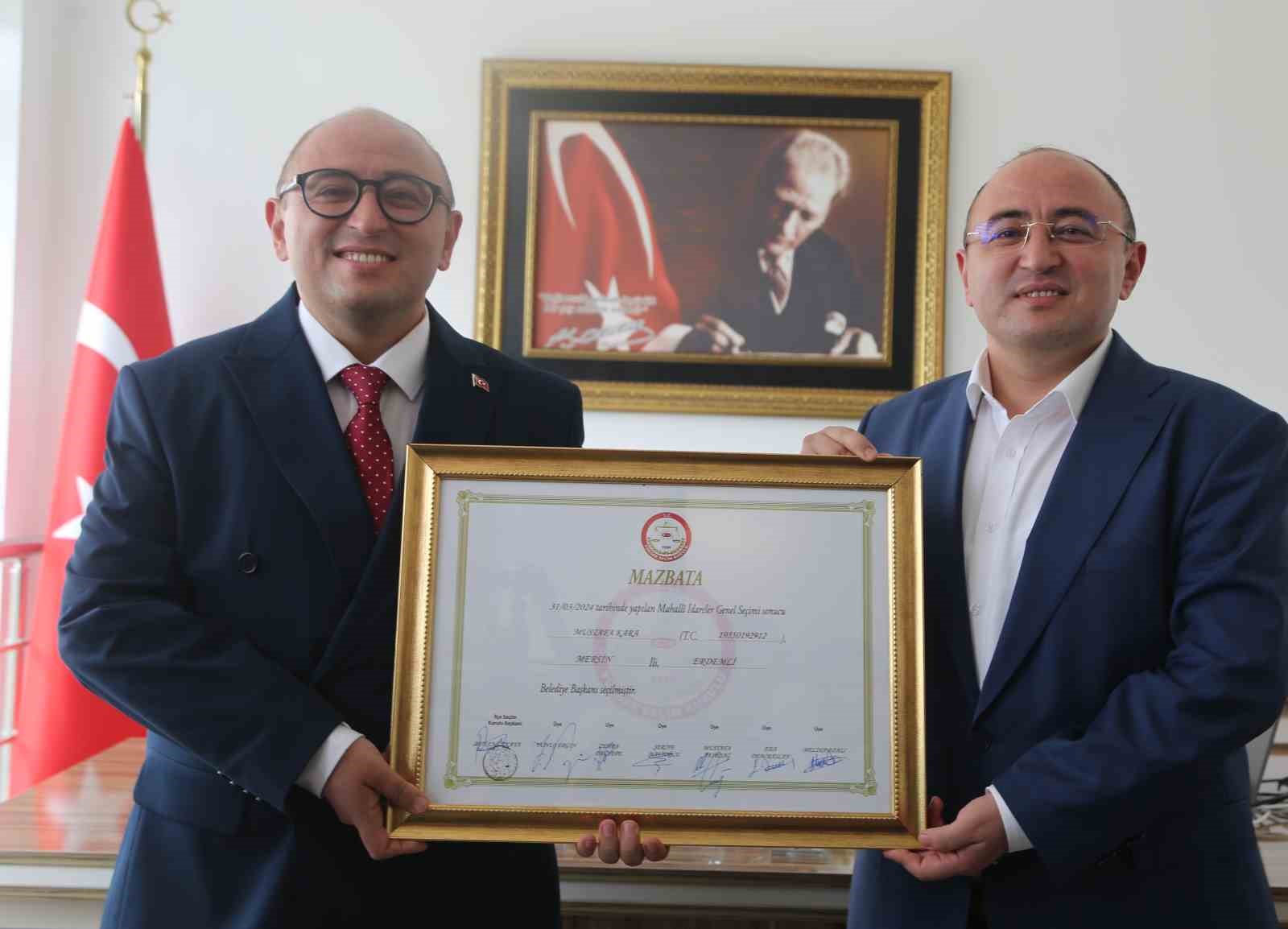 G&ouml;renler yeni belediye başkanını ikizi ile karıştırıyor
