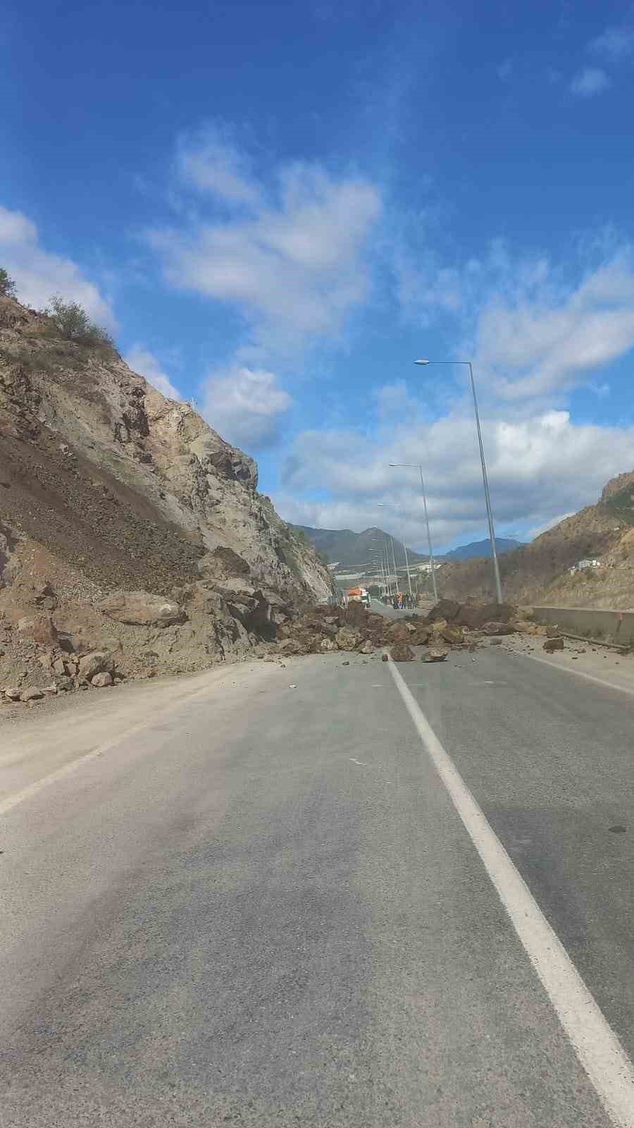 Artvin-Yusufeli karayolu heyelan nedeniyle ulaşıma kapandı
