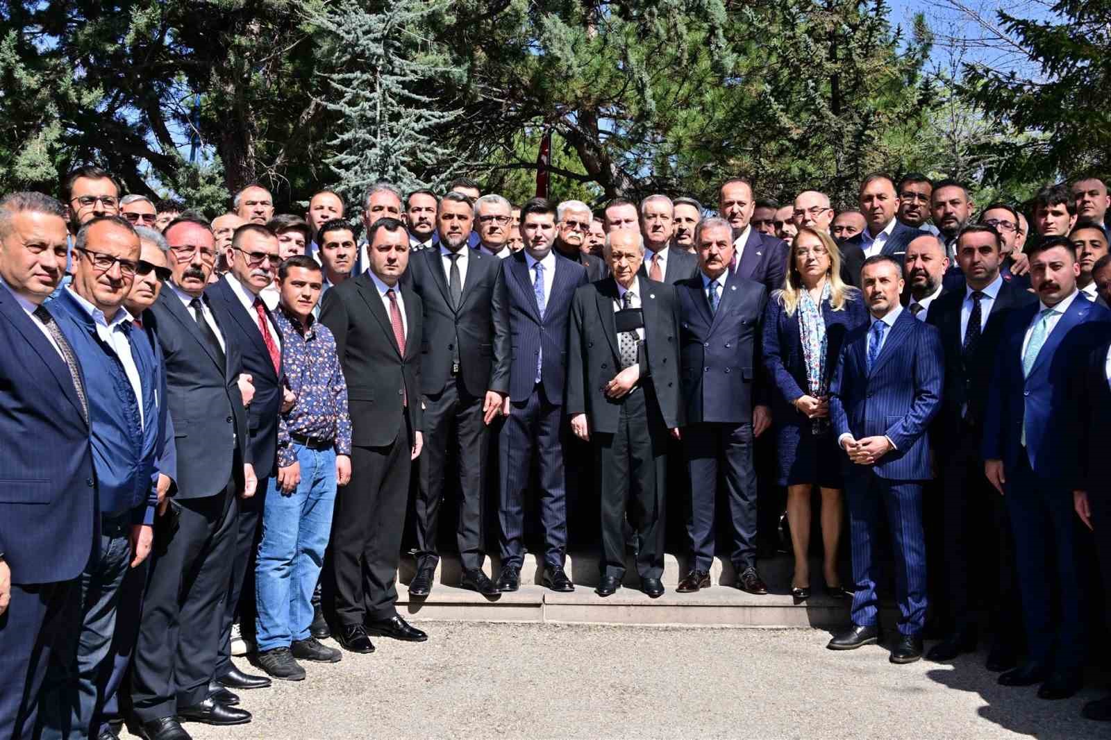MHP Genel Başkanı Bahçeli, Alparslan Türkeş’in kabrini ziyaret etti
