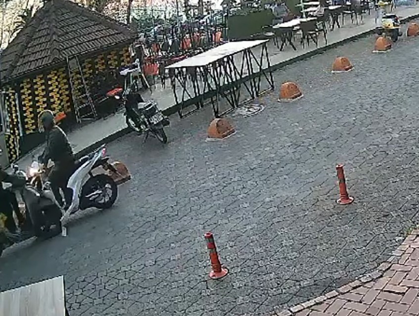 iki motosikletin &ccedil;arpıştığı kaza anı g&uuml;venlik kamerasında
