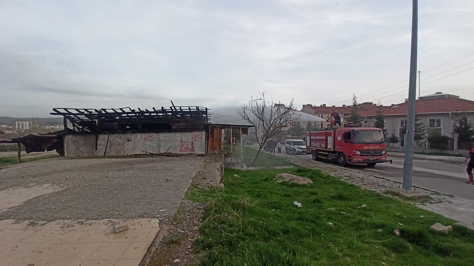 Boş d&uuml;kkanda &ccedil;ıkan yangın korkuttu
