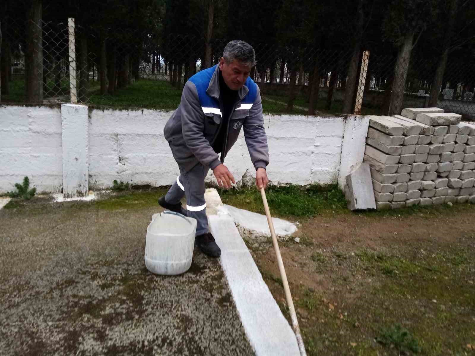 Burhaniye Belediyesi mezarlıkları bayram i&ccedil;in hazırladı
