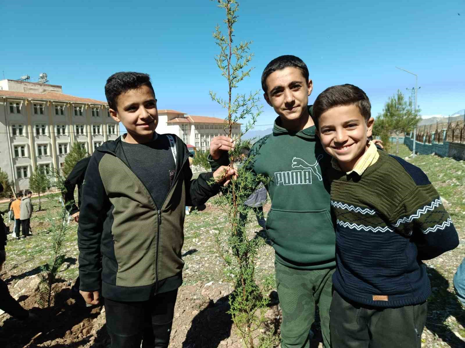 Sason&rsquo;da &ouml;ğretmen ve &ouml;ğrenciler fidan dikimini geleneksel hale getirdi
