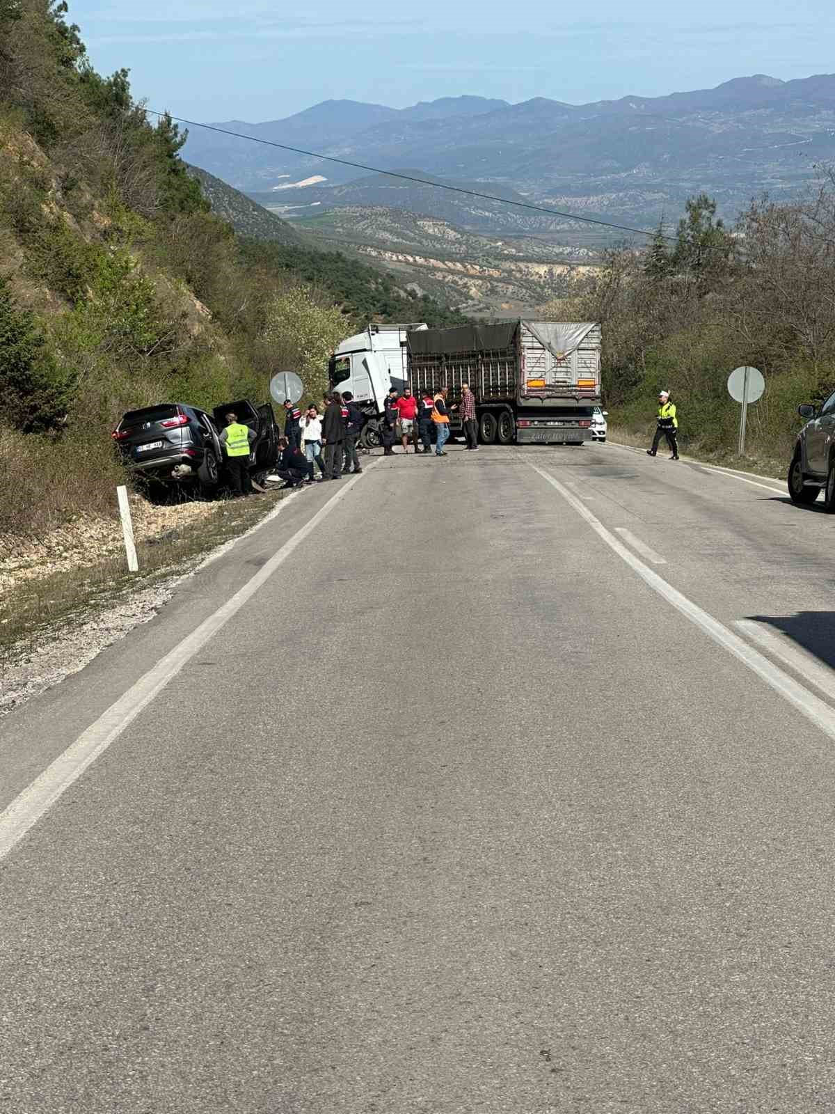 Tokat&rsquo;ta &ccedil;ekici ile otomobil &ccedil;arpıştı: 1 yaralı
