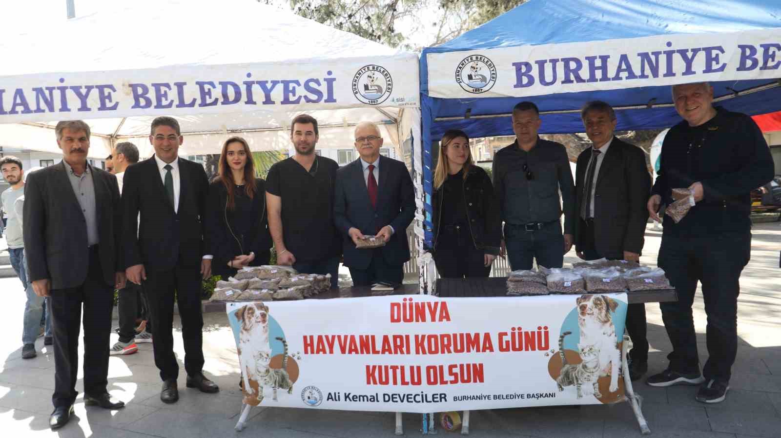 Başkan Deveciler d&uuml;nya sokak hayvanları g&uuml;n&uuml;n&uuml; hayvan severler ile kutladı
