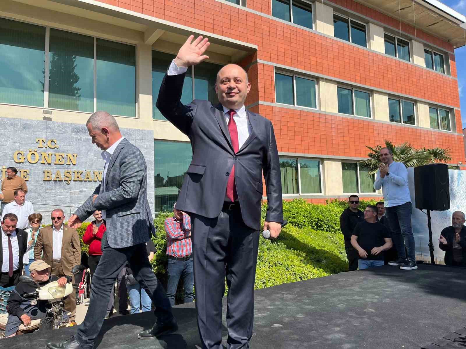 G&ouml;nen&rsquo;de İbrahim Palaz mazbatasını aldı
